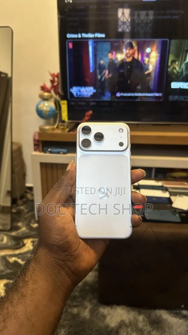 Apple iPhone 17 Pro Max 256 GB Silver · Photo 1