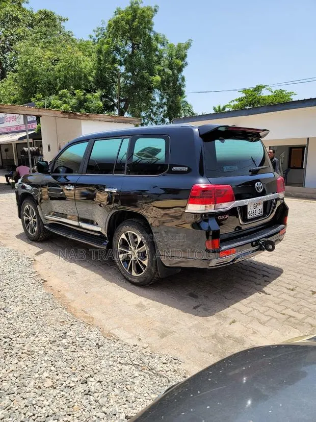V8S Available for Rent · Photo 6