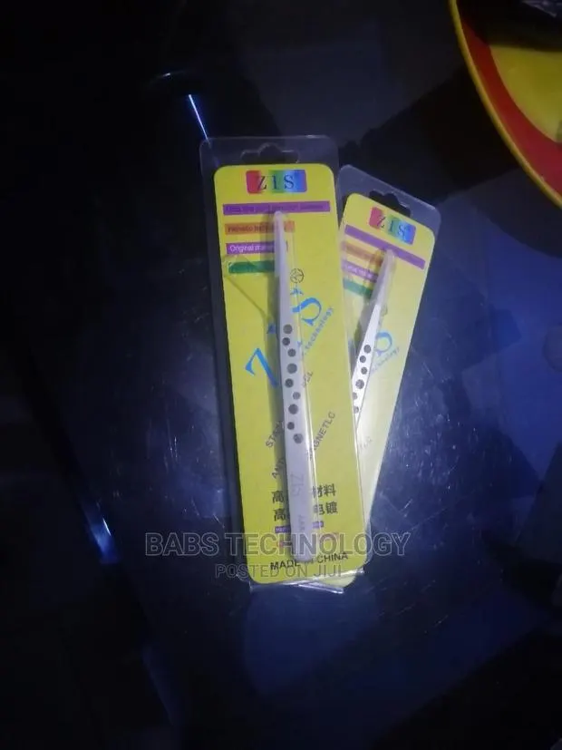 Tweezers Tweezers · Photo 1