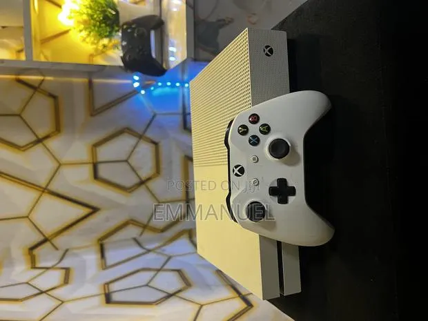 Xbox One S 1tb With 17 Games Installed