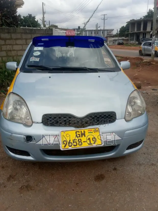 Toyota Yaris 2010 Silver · Photo 1