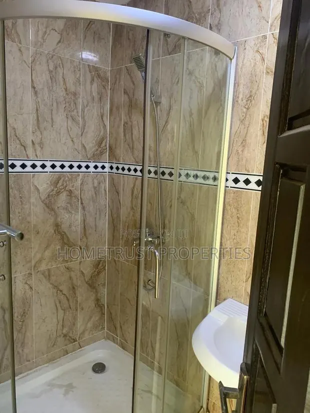 7bdrm Duplex in Botwe School, Nmai-Dzorn for rent · Photo 3