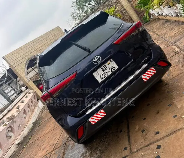 Toyota Highlander XLE 2022 Black · Photo 1
