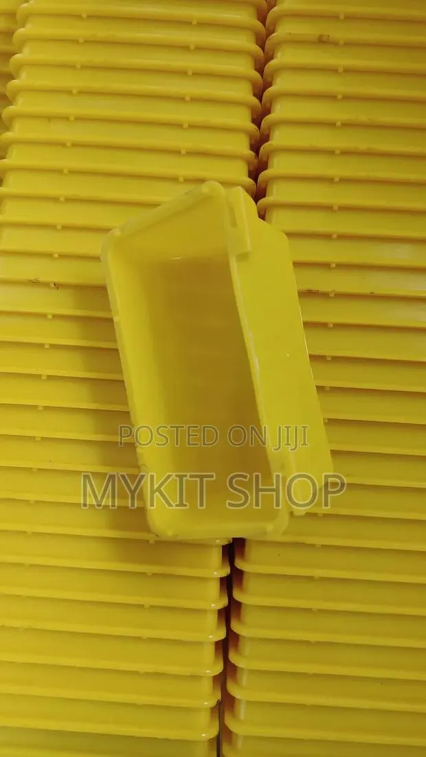 Small Hook Cage Feeder · Photo 1