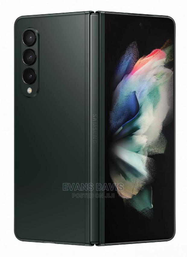 Samsung Galaxy Z Fold 3 With Inbuilt Screen Protector · Photo 2