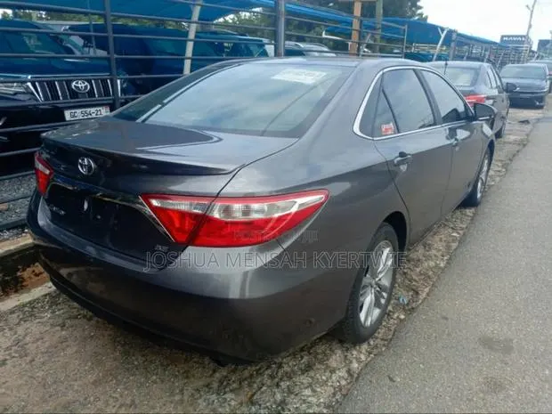 Toyota Camry SE 4dr Sedan (2.5L 4cyl 6A) 2017 Gray · Photo 1
