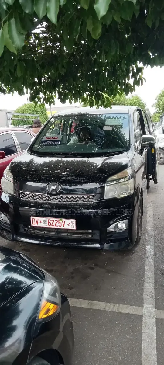 Toyota Voxy 2013 Black · Photo 1