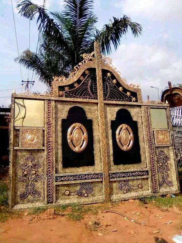Main Gate Metal Golden · Photo 1