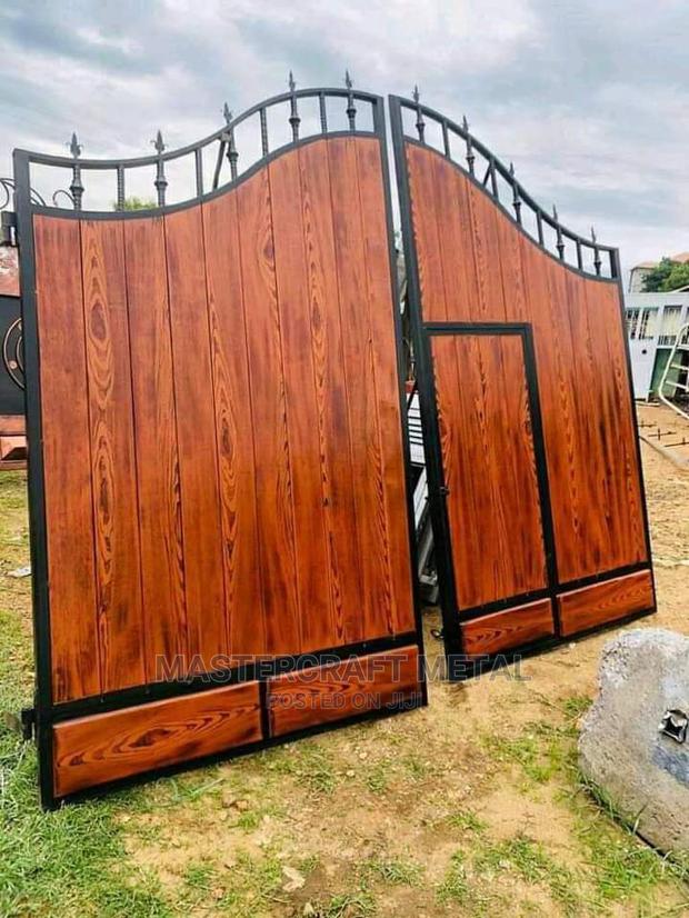 Main Gate Quality With Red Wood · Photo 1