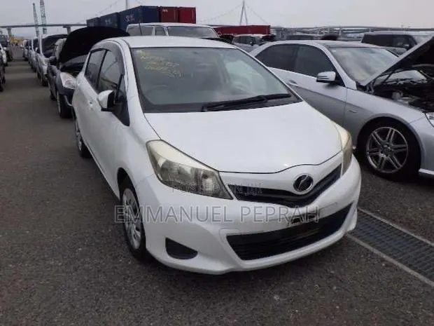 Toyota Vitz 2012 White · Photo 1