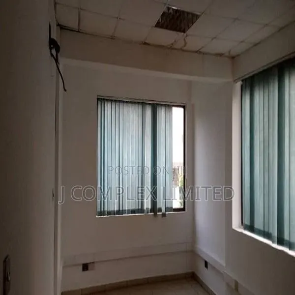 5bdrm House in Coffee Shop Area for rent · Photo 1
