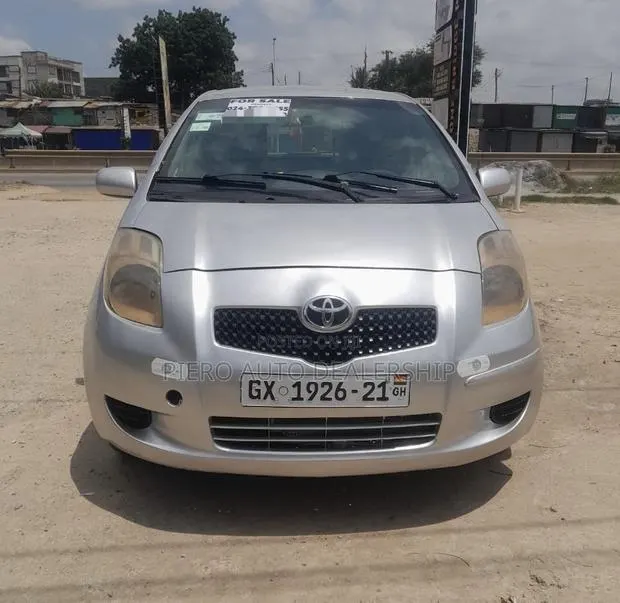 Toyota Vitz 2010 Silver · Photo 1