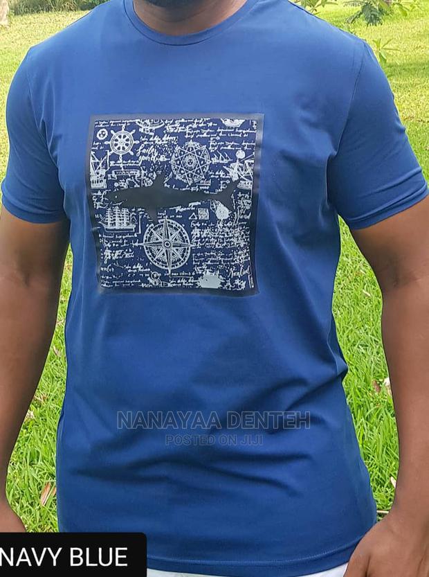 Round Neck T-Shirt · Photo 2