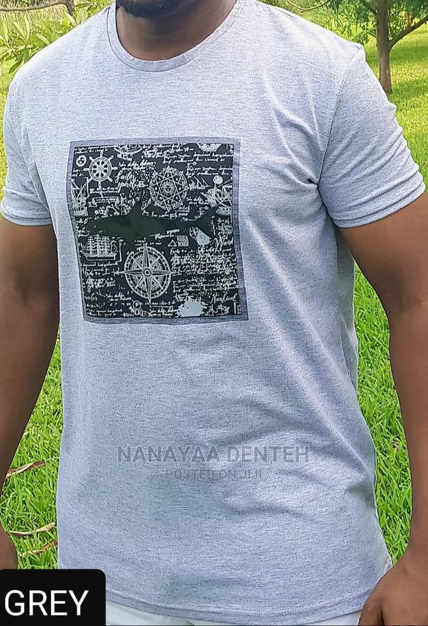 Round Neck T-Shirt · Photo 4