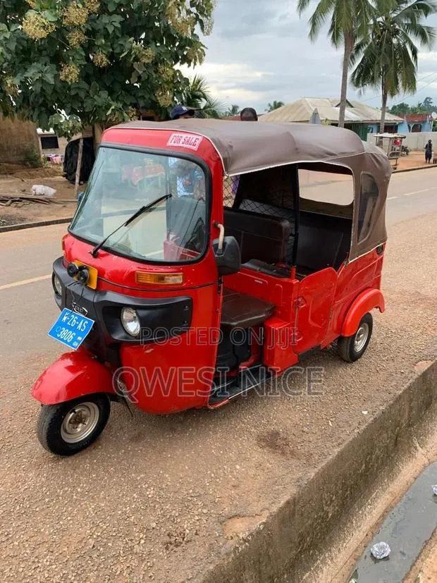 Bajaj RE 2025 Red · Photo 1