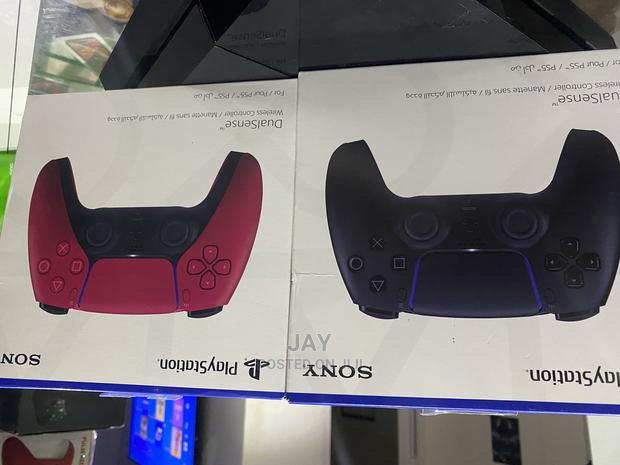 Ps5 Controllers · Photo 2