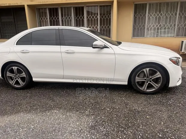Mercedes-Benz E300 Base RWD Sedan (2.0L 4cyl 9A) 2017 White · Photo 1