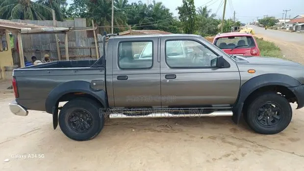Nissan Hardbody 2012 Gray · Photo 1