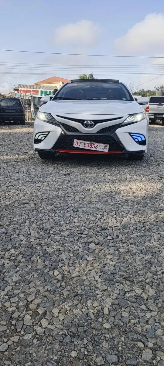 Toyota Camry 2019 White · Photo 1