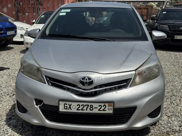 Toyota Yaris SE Hatchback 5dr 2012 Silver