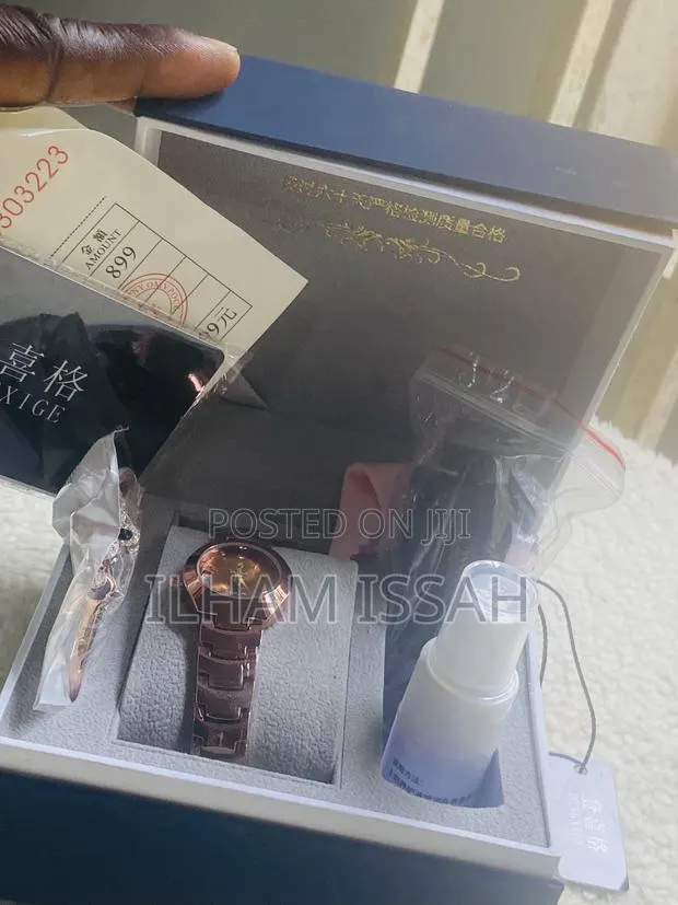 Ladies Watch With Bracelet · Photo 1