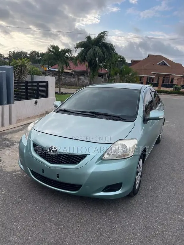 Toyota Belta 2010 Green · Photo 1