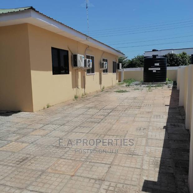 Furnished 3bdrm Bedsitter in E a Properties, Tema Metropolitan · Photo 3