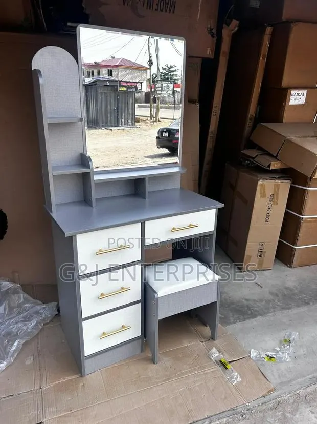 Elegant Dresser Mirror Set · Photo 1