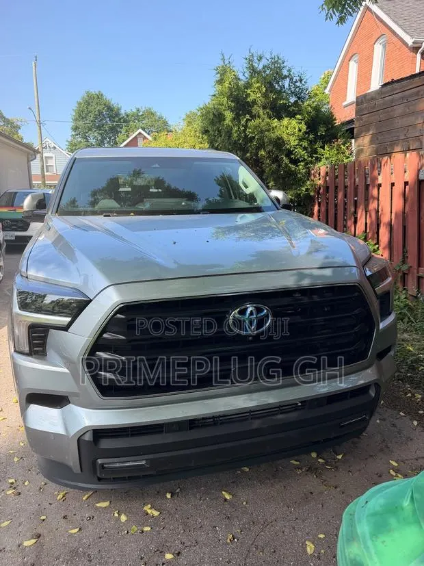 Toyota Sequoia Platinum RWD 2024 Silver · Photo 1