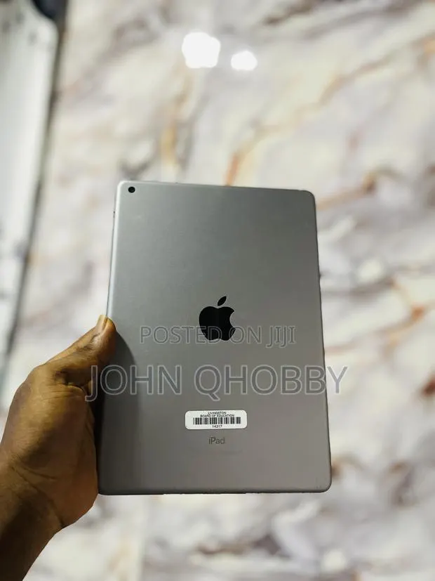Apple iPad 9.7 32 GB Gray · Photo 1