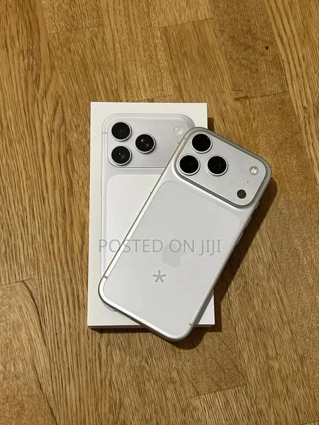 Apple iPhone 17 Pro Max 256 GB Silver · Photo 1