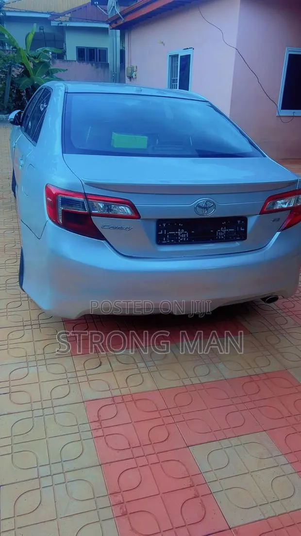 Toyota Camry SE 4dr Sedan (2.5L 4cyl 6A) 2014 Silver · Photo 1