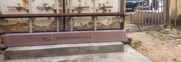 Solid Projector Screen Tripod 180x180 · Photo 1