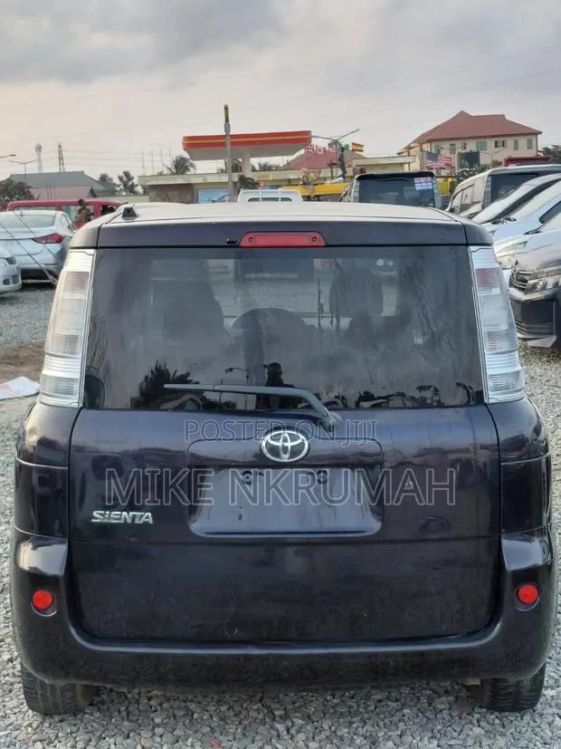 Toyota Sienta 2012 Brown · Photo 1