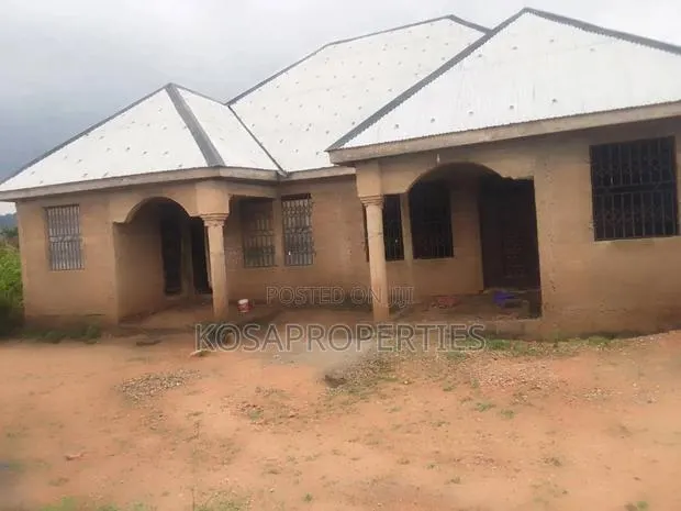 4bdrm House in Kyinto, Nsawam Adoagyiri Municipal for sale · Photo 1