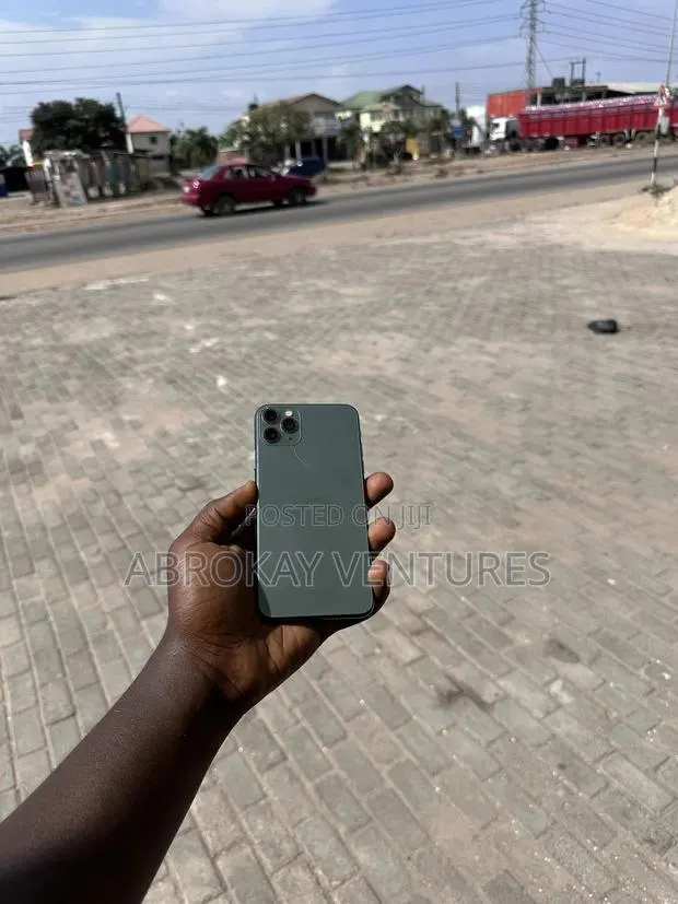 Apple iPhone 11 Pro Max 64 GB Gray · Photo 1