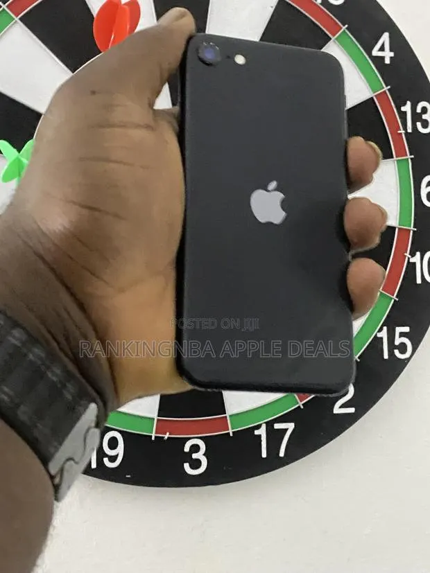 Apple iPhone SE (2022) 64 GB Black · Photo 1