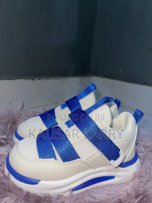 Comfortable and Easy to Wear Sneaker · Photo 1