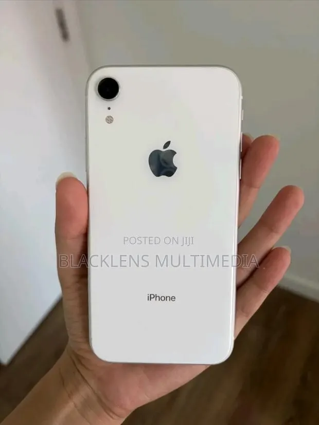 Apple iPhone XR 128 GB White · Photo 1