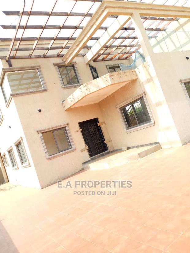 5bdrm House in E Properties, Otano for Sale · Photo 3