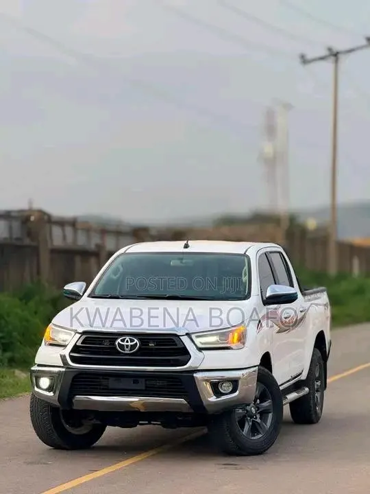 Toyota Hilux 2022 White · Photo 1