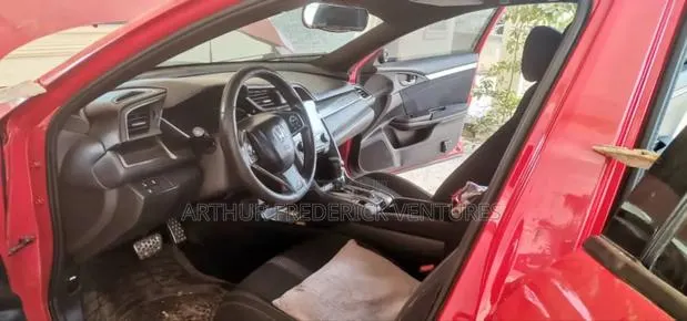 Honda Civic EX Hatchback 2018 Red · Photo 1