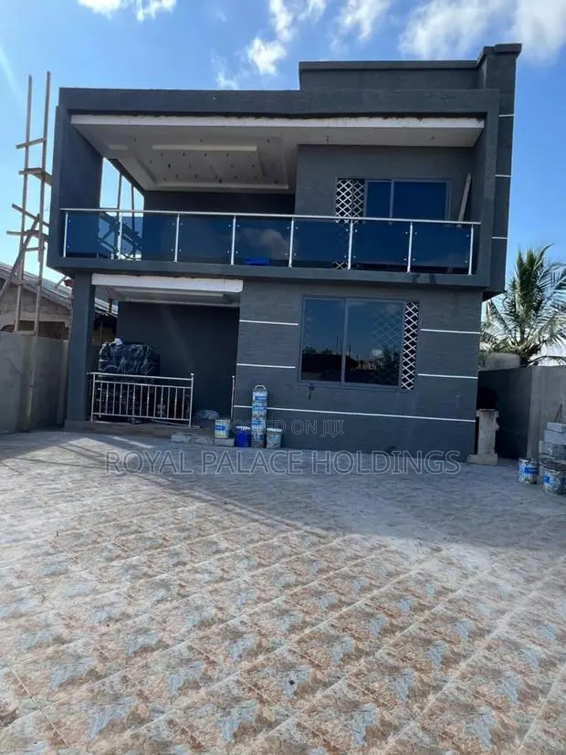 5bdrm Duplex in Obeyeyie, Amasaman for sale · Photo 1