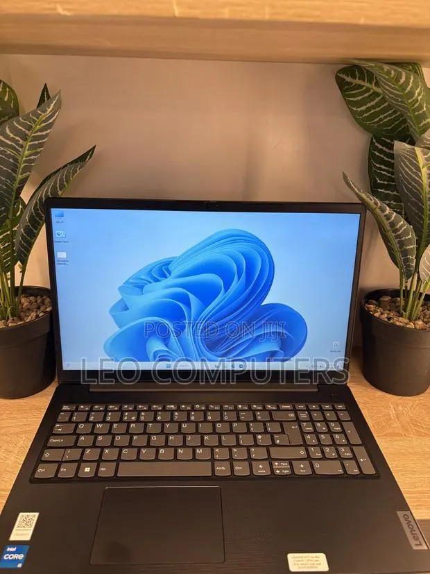 Laptop Lenovo V15 8GB Intel Core i5 SSD 512GB · Photo 1
