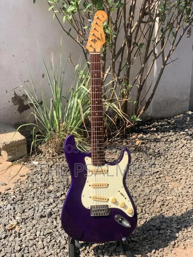 Fender Squier Stratocaster With Padded Bag · Photo 1