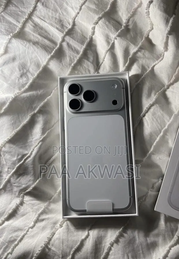 Apple iPhone 17 Pro Max 512 GB Silver · Photo 1