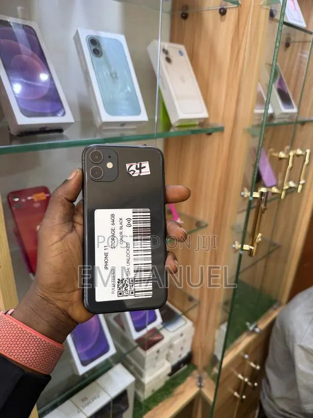 Apple iPhone 11 64 GB Black · Photo 1