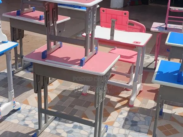 Students Table and Chairs · Photo 1