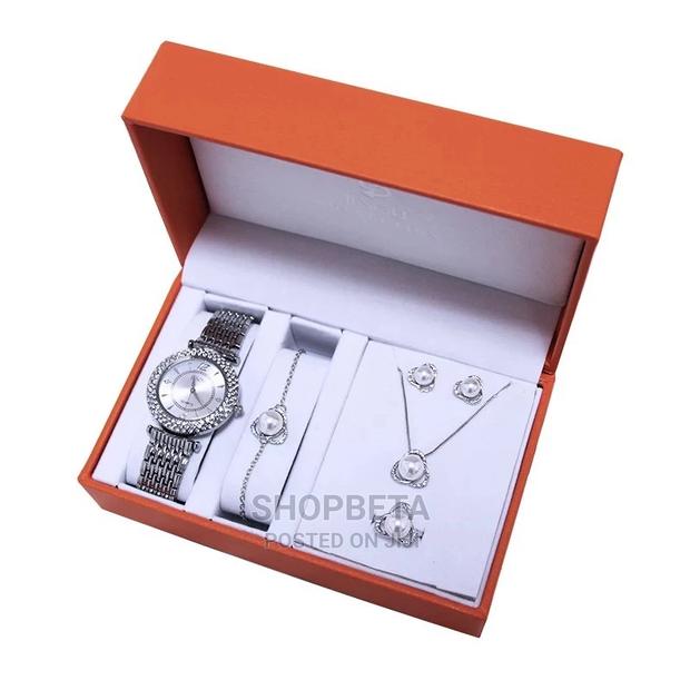 Gifts for Your Special Lady on Vals Day · Photo 1