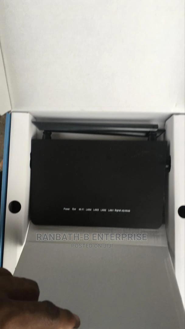 Universal 4G LTE Wireless Router · Photo 1